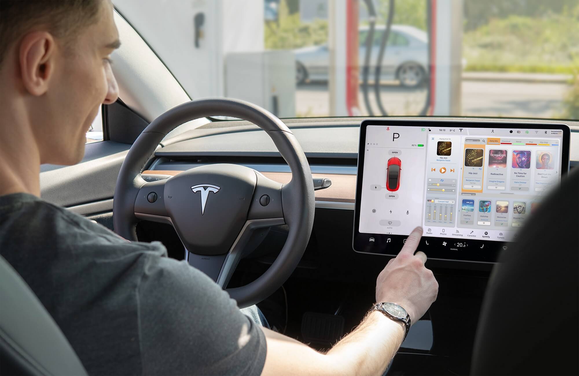 ‘Music on the go’ app - light mode - Displayed on the vehicle infotainment